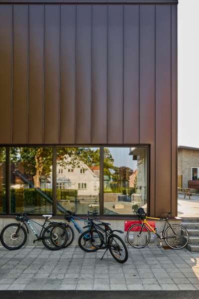 New sports hall in the “forest” wrapped in acorn-brown steel profiles, Risskov Efterskole, Tretommervej 31A, 8240 Risskov, Denmark